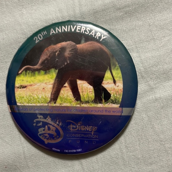 Disney conservation button - Picture 1 of 2